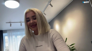Она на меня напала! Пока член в киску не получила, не отставала