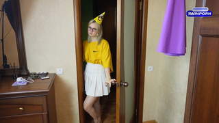 Мне 18, ура! Трахни меня, сводный брат, кончить можно прямо туда ??