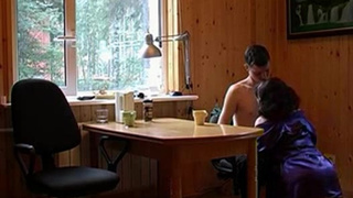 Сын трахает маму в ванной и на кухне