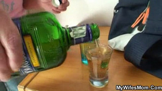 Мама споила сына и начала сосать его член