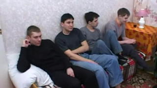 Сын с друзьями трахают маму во все щели