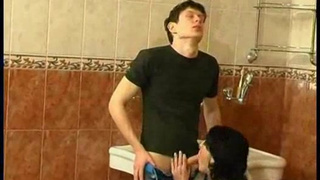 Сын трахнул собственную мамку раком сзади