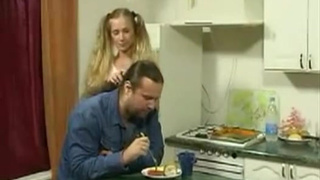 18 летняя дочка сосет у папы дома на кухне