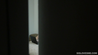 Сестричка сосет у брата спалившись за шалостями в видео чате