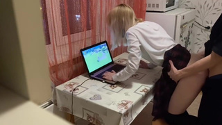 Трахнул сестру на кухне за то, что села играть за ноутбук после колледжа