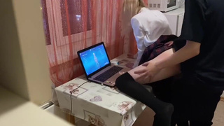Трахнул сестру на кухне за то, что села играть за ноутбук после колледжа
