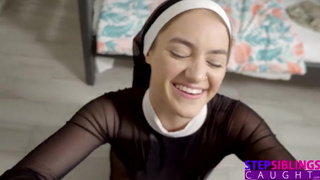 Сестра - монашка сосет большой член брата, изголодавшись по сексу