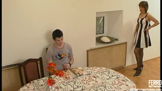 Сынок впервые трахает русскую маму на кухне