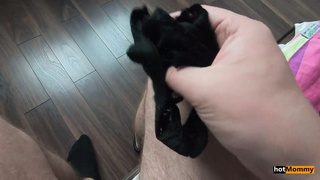 Мамуля спалила сына, который дрочил на ее лифчик, и трахнула в спальне