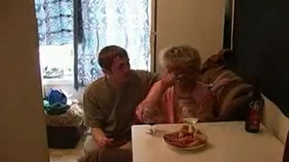 Русская мать заставила сына лизать свою волосатую пизду